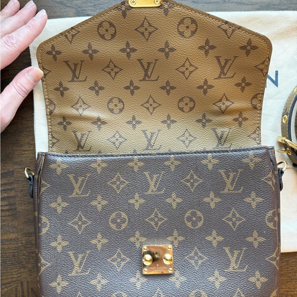 Louis Vuitton Métis Pochette Reverse Monogram Crossbody Bag - Picture 4 of 11